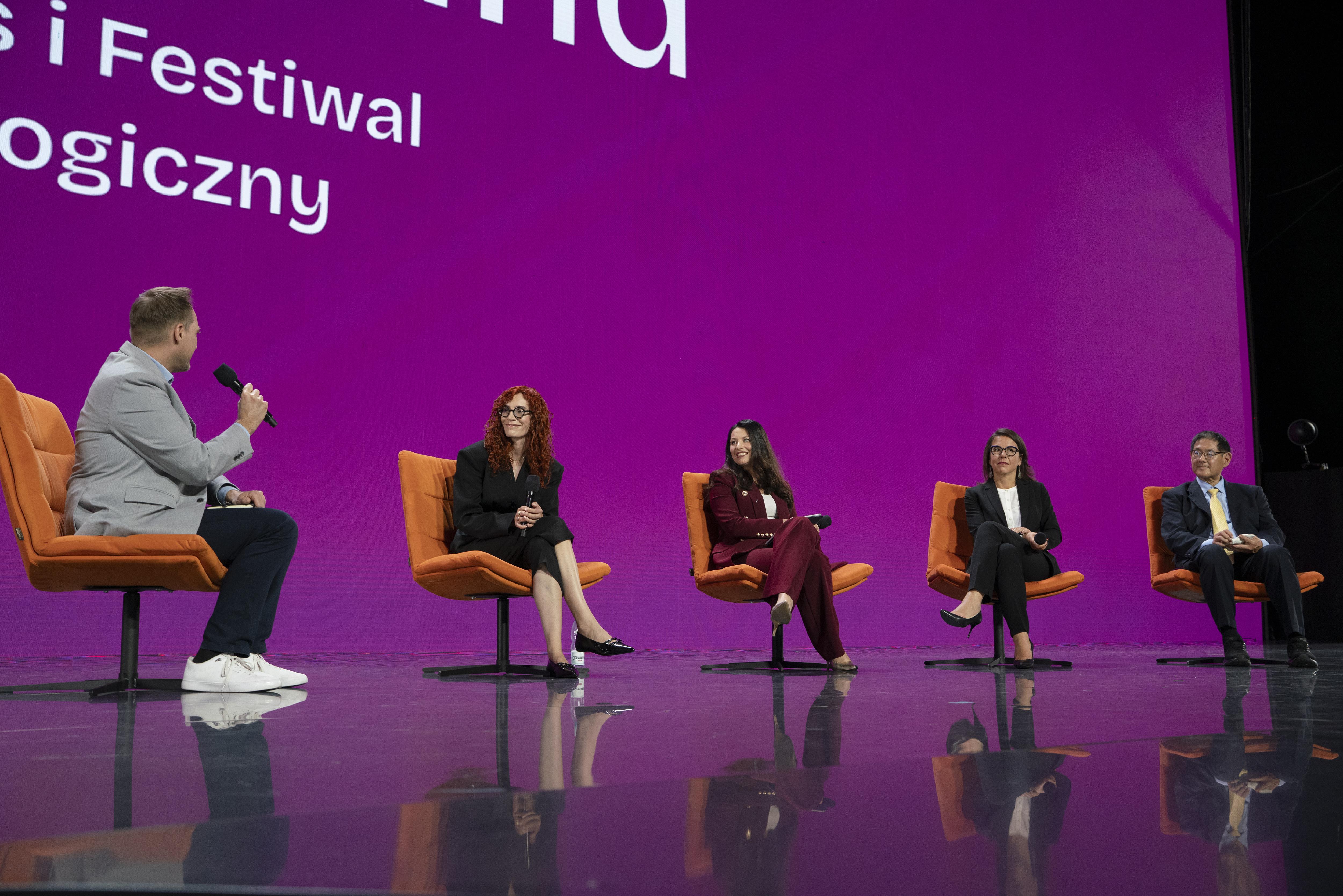 Scena Re_Mind, uczestnicy panelu dyskusyjnego pt. Między kulturami: dlaczego się nie rozumiemy i czy możemy to zmienić? Radosław Stanczewski, USWPS, dr Maria Baran, USWPS, Anna Sobieraj-Kozakiewicz, KGHM, prof. Joanna Różycka-Tran, Uniwersytet Gdański, prof. David Matsumoto Fot. USWPS