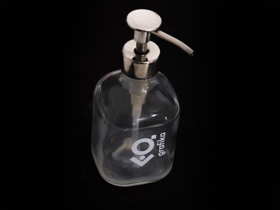 Gotowy nadruk na na szklanym, transparentnym pojemniku na mydło w płynie