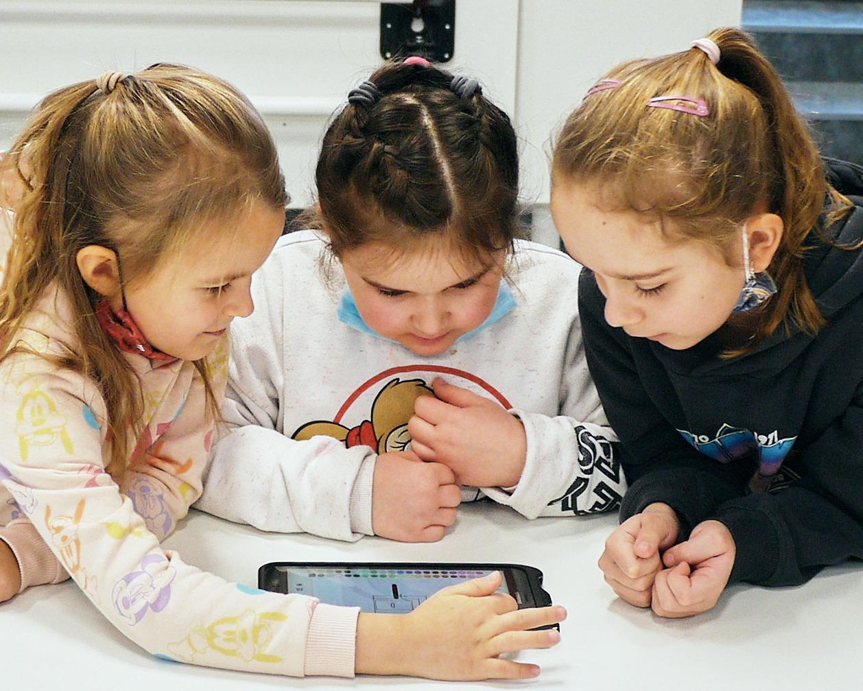 Foto dzieci w CDT tablet