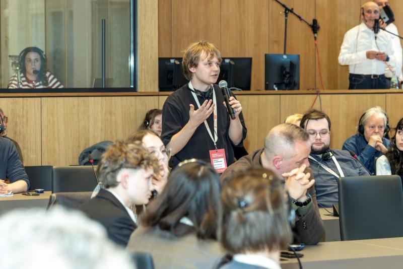 Student zadaje pytanie podczas konferencji