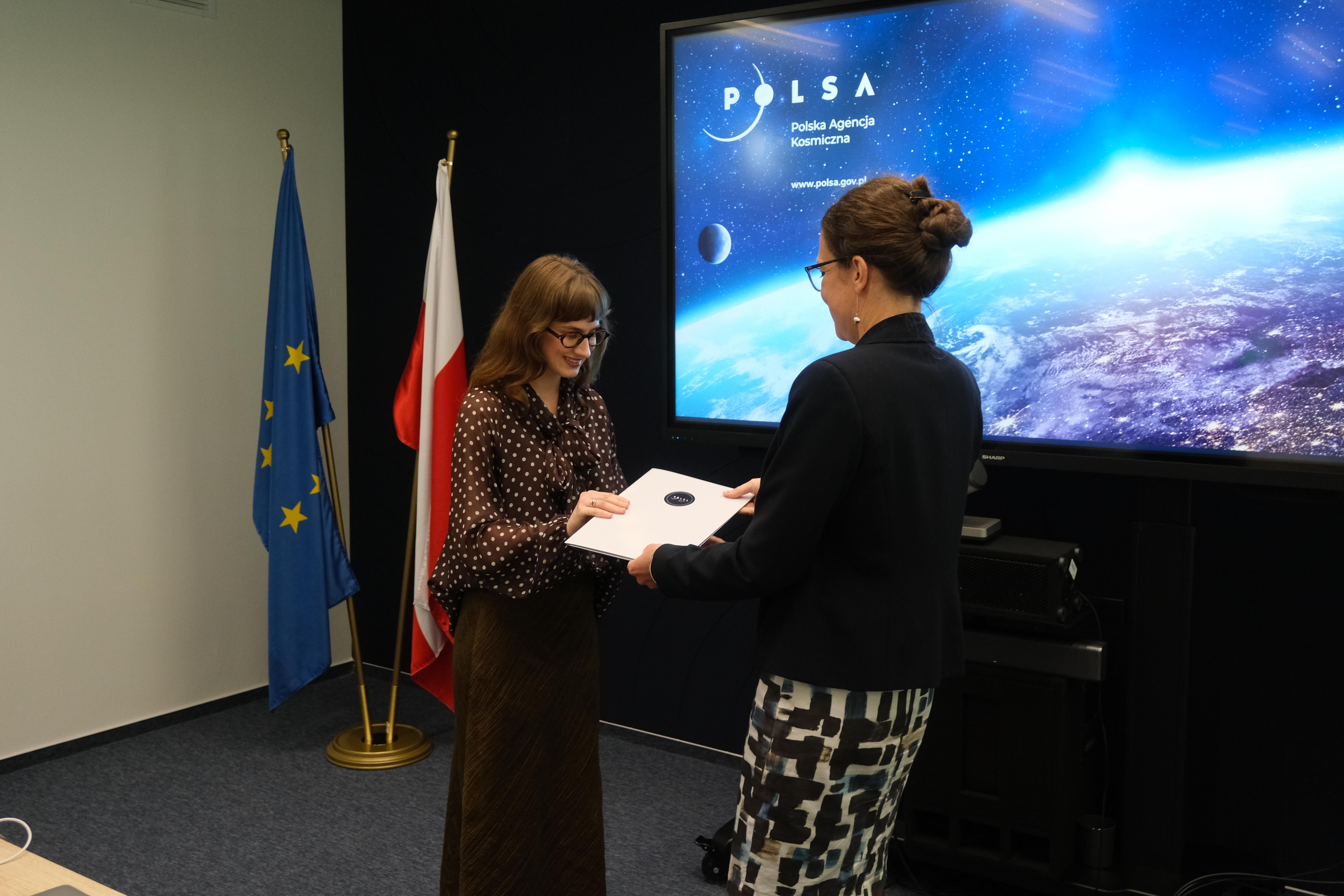 Maria Komędera odbiera akt nominacyjny od Prezes POLSA, dr Marty Wachowicz