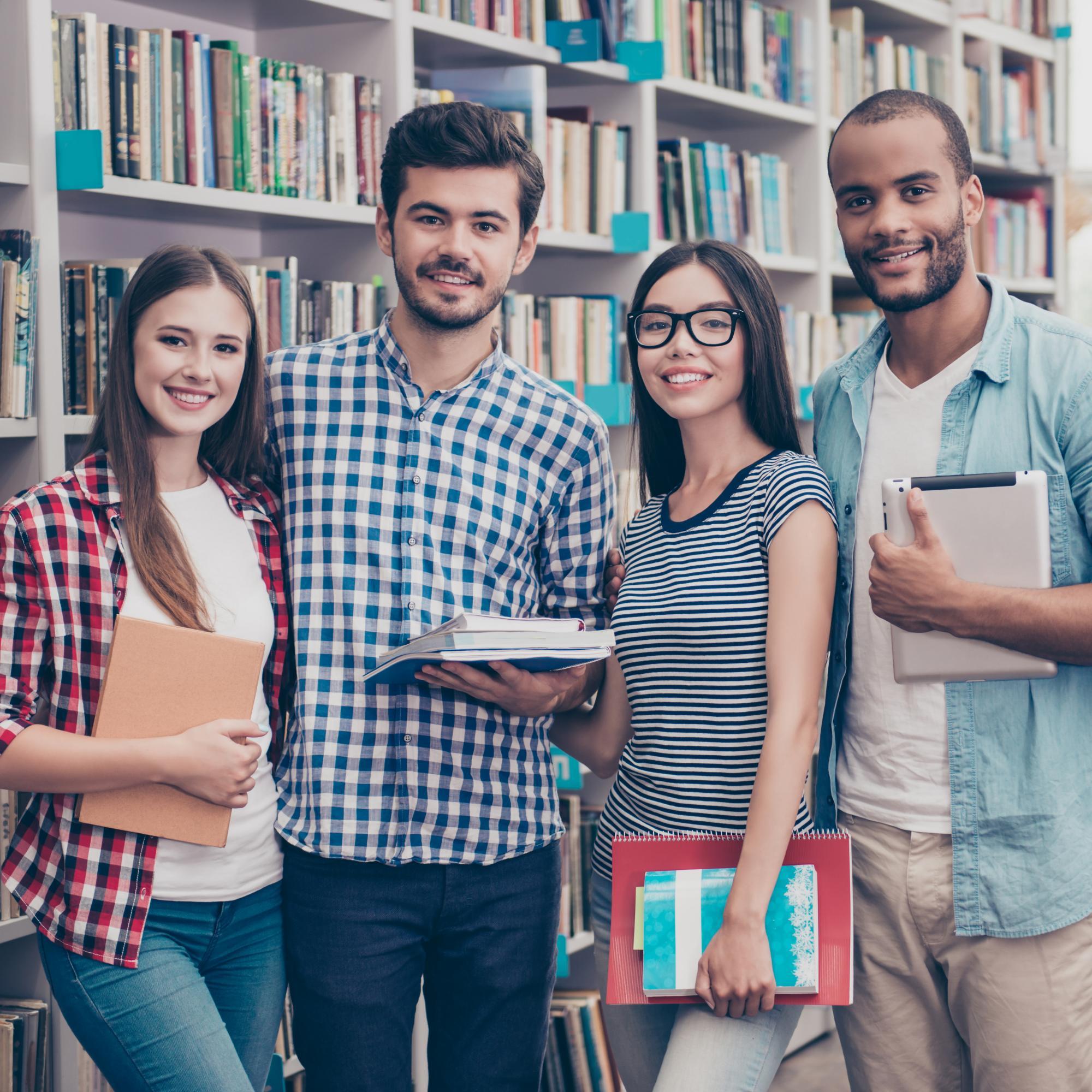 Czworo studentów w bibliotece uniwersyteckiej