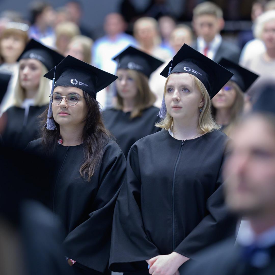 Studentki i studenci podczas Absolutorium Wydziału Prawa Uniwersytetu SWPS w 2023 roku