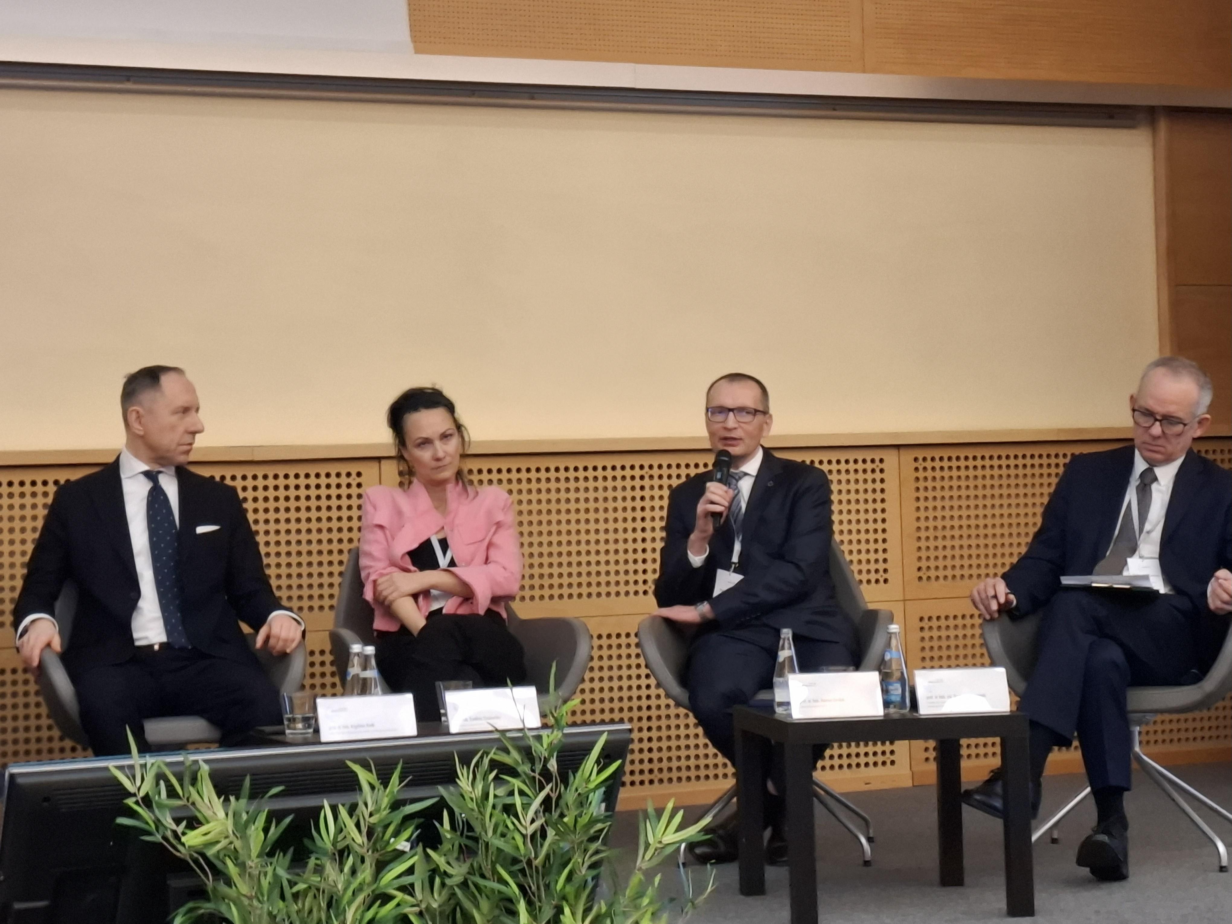 Panel dotyczący spotkania nauki ze sztuką z udziałem rektora USWPS prof. Romana Cieślaka podczas ArtTechScience 2025