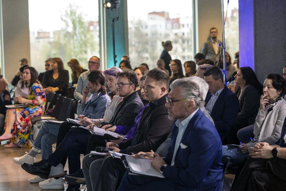 Międzynarodowe jury ocenia startupy prezentujące swoje projekty, zdj. Concordia Design Wrocław