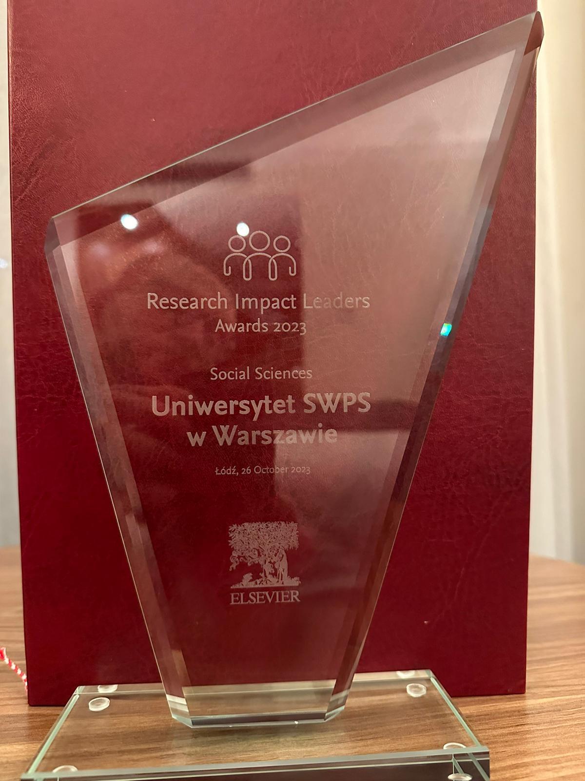 Statuetka nagrody Elsevier Research Impact Leaders Award 2023 w kategorii Social Sciences dla USWPS. Zdj. Uniwersytet Łódzki