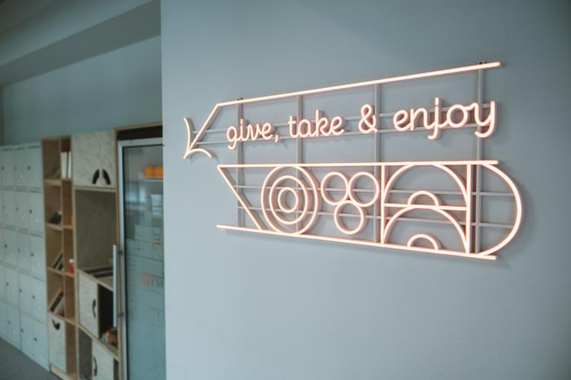 Neon Give, take & enjoy - hasło Jadłodzielni na Uniwersytecie SWPS