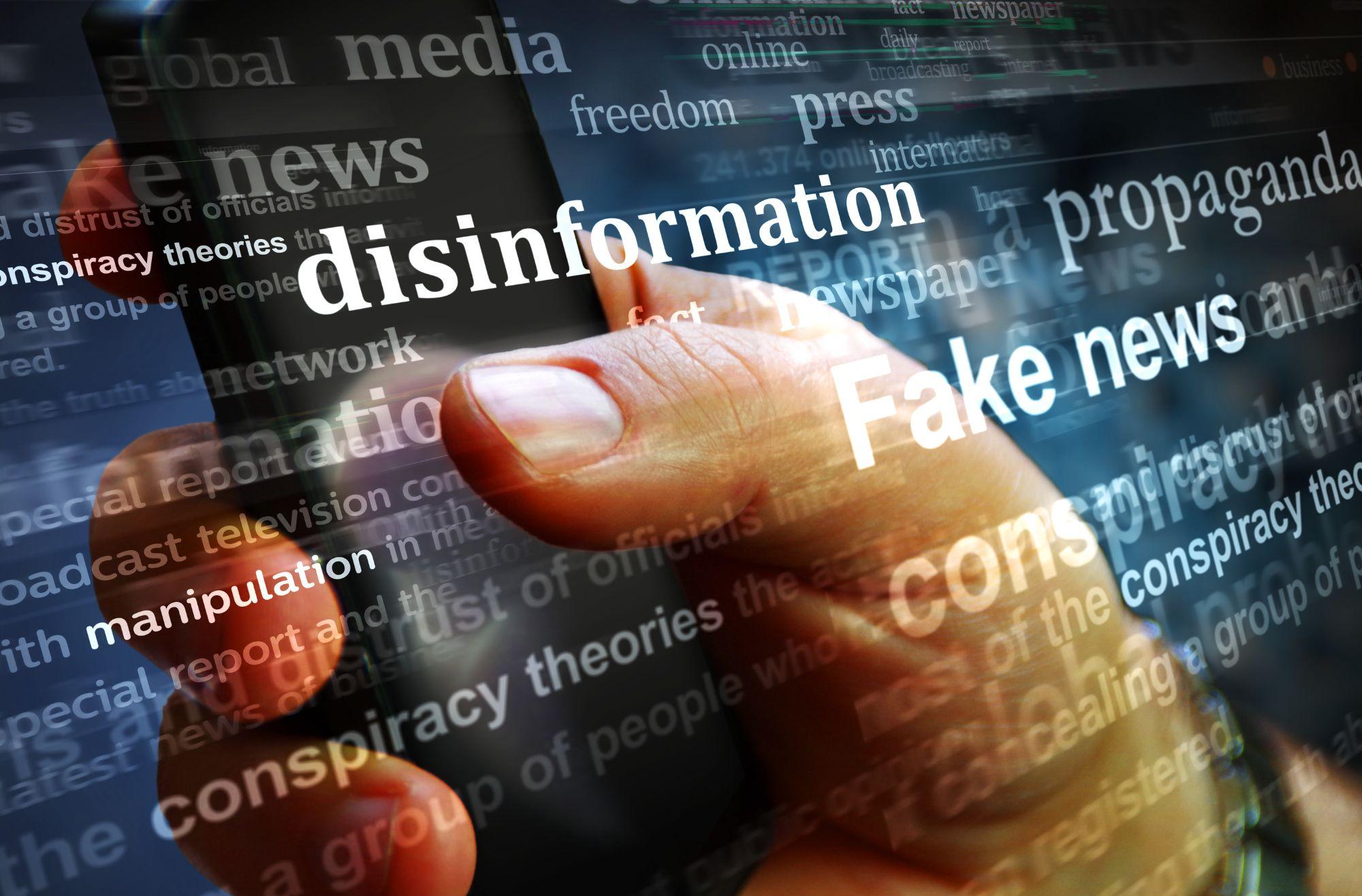 Kolaż napisów z wyeksponowaną frazą disinformation