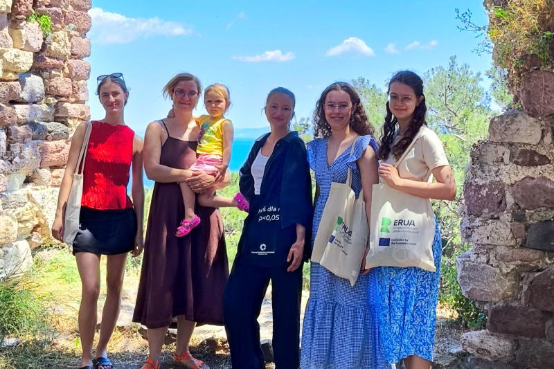 Zespół z USWPS zwiedza ruiny zamku w Mitylenie na wyspie Lesbos w Grecji