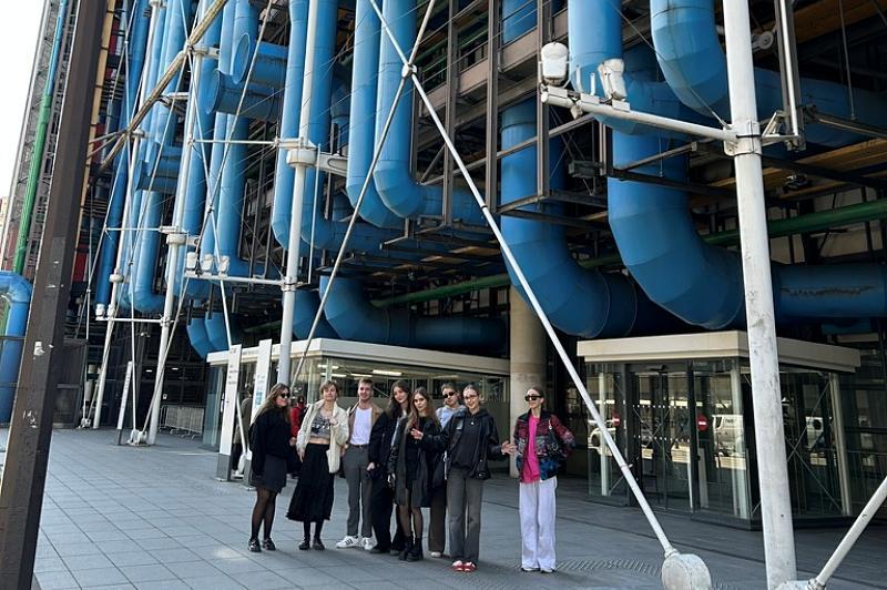 Studenci z USWPS przed wejściem do Centrum Pompidou