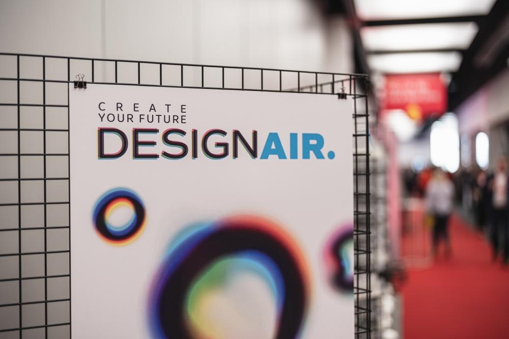 Wystawa DesignAIR – fragment ekspozycji z logo projektu