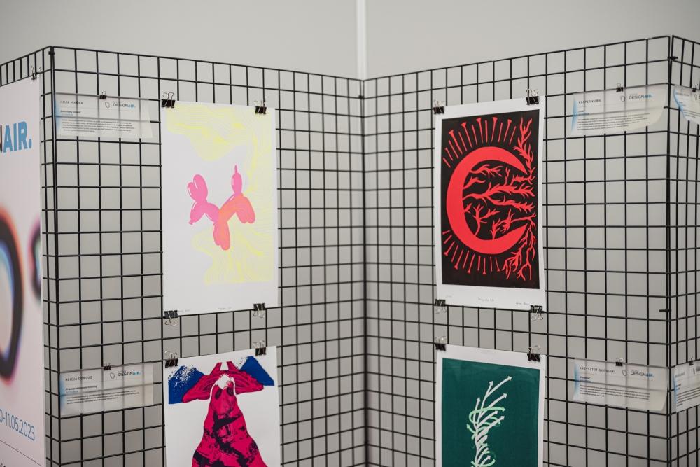 Wystawa DesignAIR – fragment ekspozycji z kolorowymi plakatami