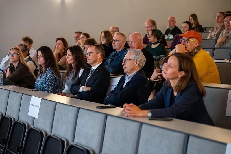 Publiczność spotkania Andy Rotteberg i Mirosława Bałki na Uniwersytecie SWPS