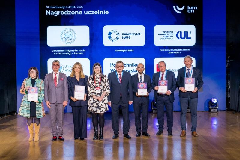 Prorektorka ds nauki Uniwersytetu SWPS Kamila Jankowiak-Siuda odbiera nagrodę THE razem z innymi lauretami