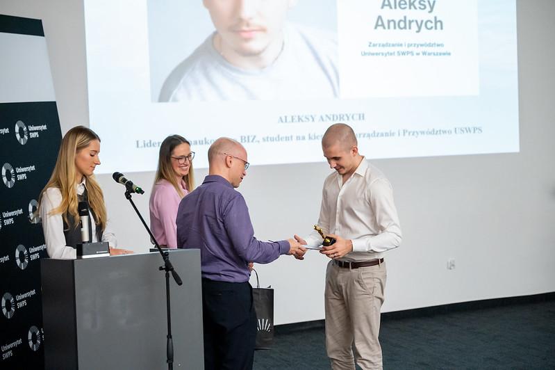 Gala finałowa VI edycji Acts of Leadership Award. Aleksy Andrych odbiera nagrodę z rąk profesora Marcina Jacoby’ego i Karoliny Krawczyk-Długołęckiej