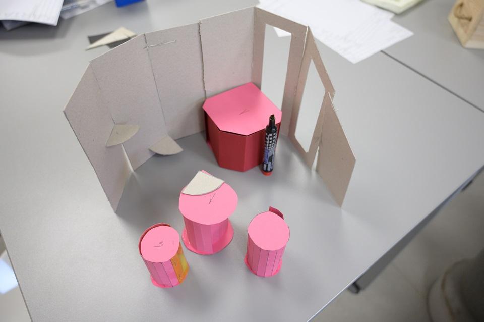 Wycięty z papieru prototyp projektu, przedstawiające różne bryły w 3D