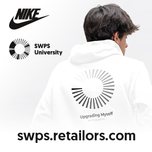 logotyp Nike i Uniwersytetu SWPS oraz student w bluzie stojący tyłem