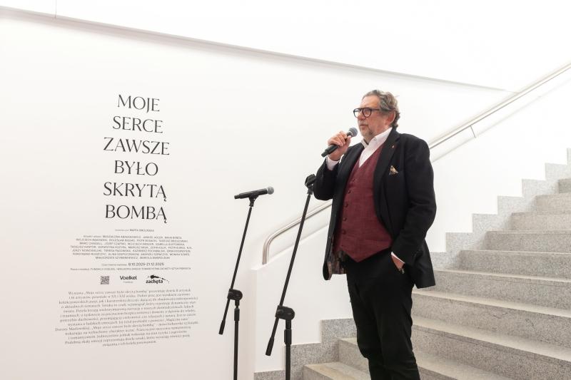 Piotr Voelkel przemawia podczas otwarcia wystawy "Moje serce zawsze było skrytą bombą"