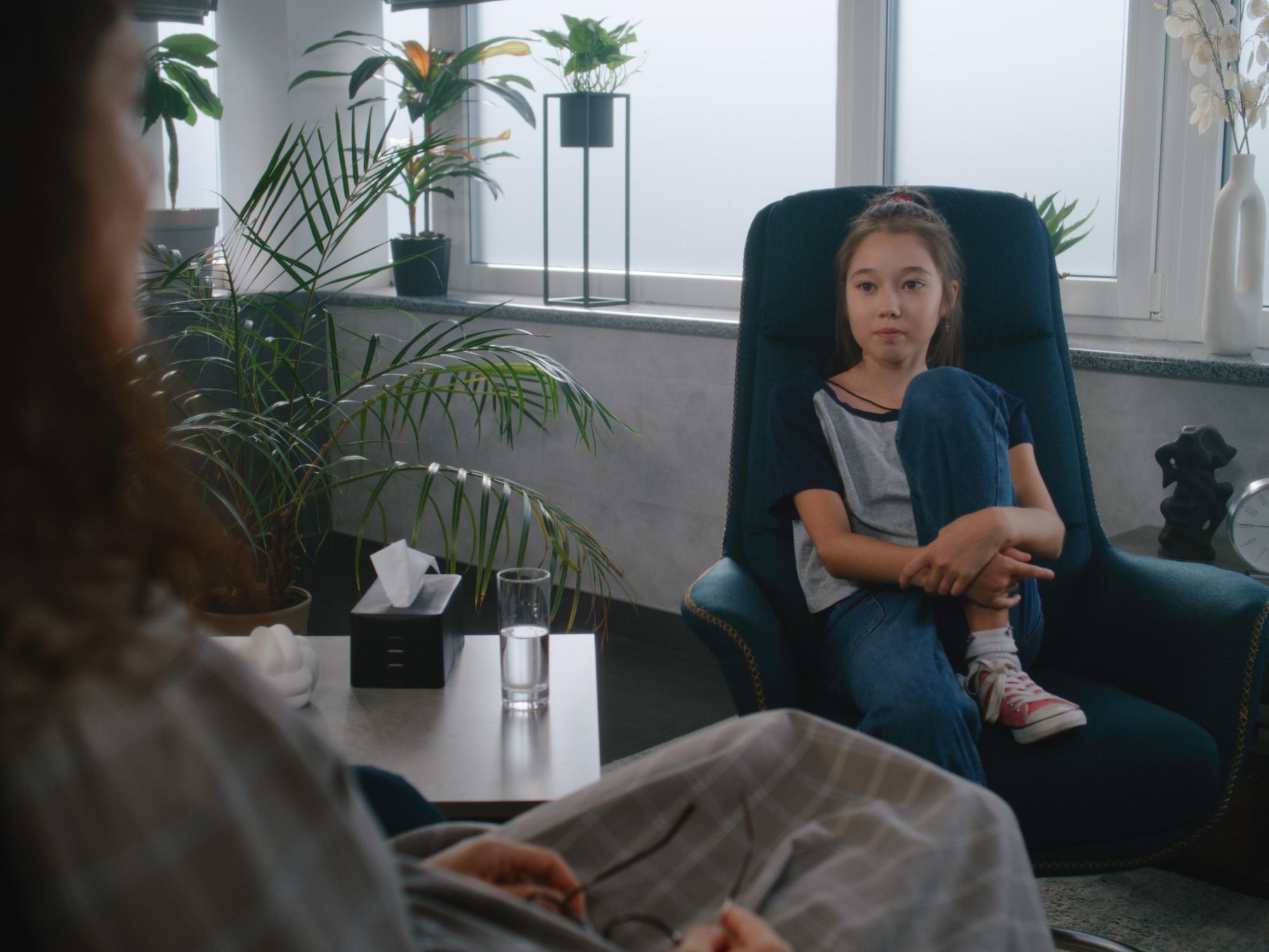 Dziewczynka w gabinecie psychoterapeuty
