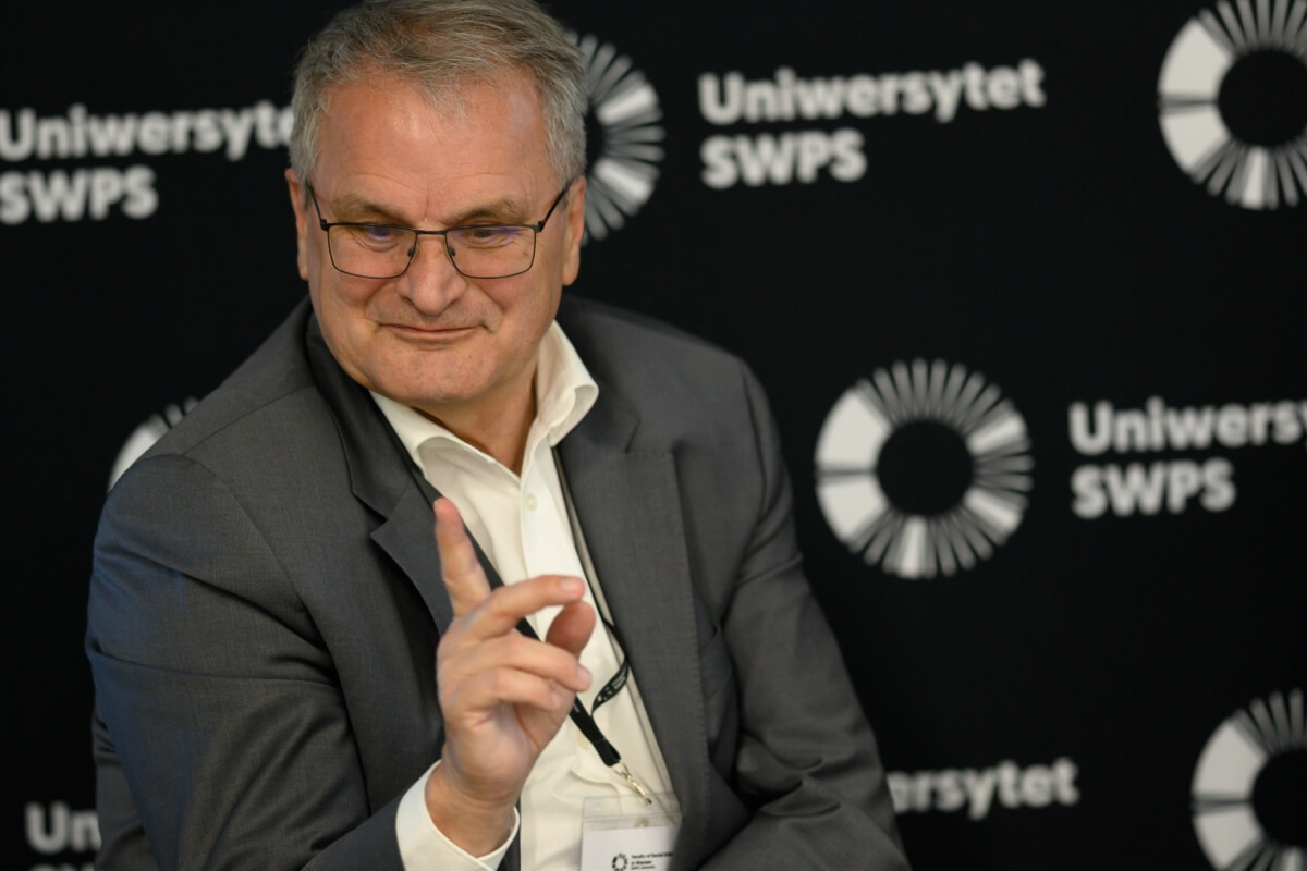 Profesor Wolfgang Koenig bierze udział w debacie dotyczącej jakości życia, która odbywa się na Uniwersytecie SWPS