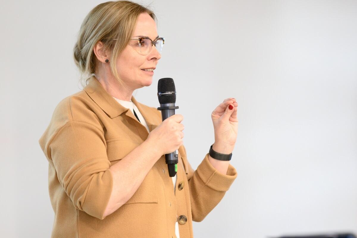 Dr Katarzyna Wojtkiewicz prowadzi konferencję "Innowacje społeczne. Wyzwania - Rozwiązania - Praktyki" na Uniwersytecie SWPS w Warszawie