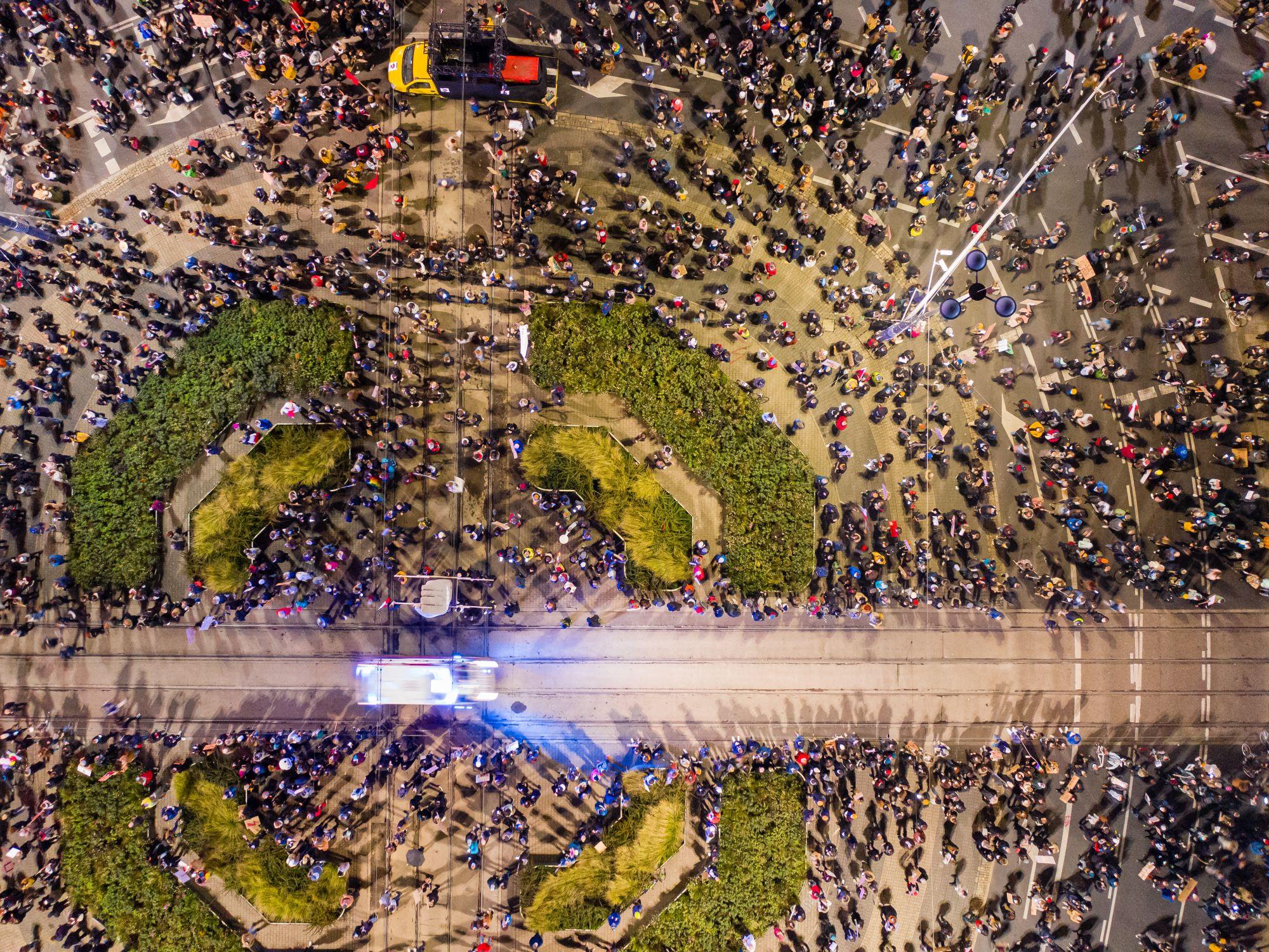 Zdjęcie z drona przedstawiające tłumy protestujące na ulicach Warszawy