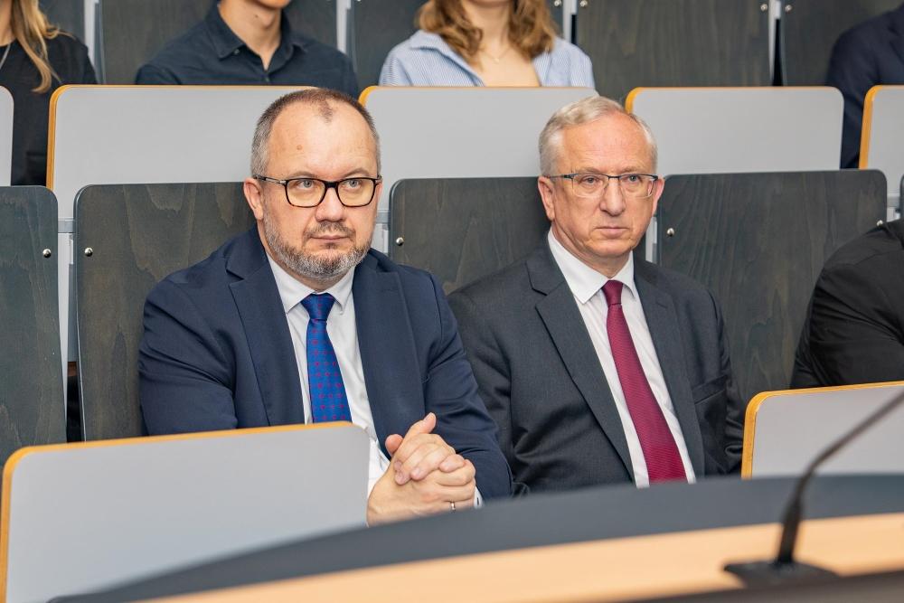 Adam Bodnar i Jan Tombiński siedzą wśród publiczności w sali wykładowej