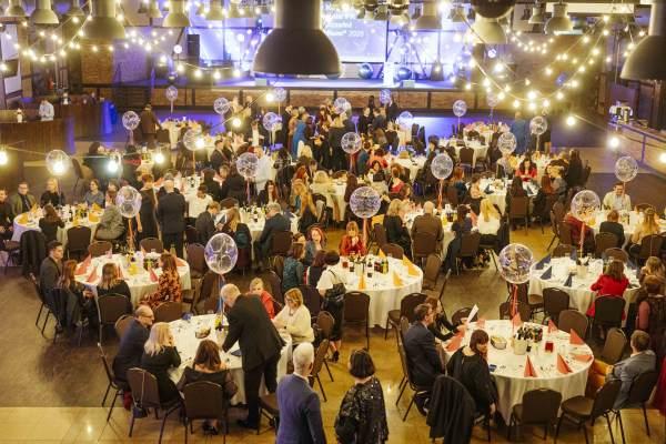 Gala Nagrody Stowarzyszenia PRom 2026. Widok z góry na salę bankietową wypełnioną gośćmi, którzy siedzą przy okrągłych stołach podczas uroczystej kolacji