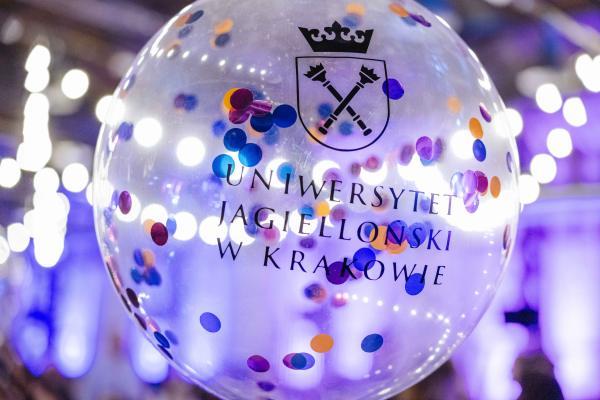 Gala Nagrody Stowarzyszenia PRom 2026. Zbliżenie na dekoracyjny balon wypełniony kolorowym konfetti z logo i nazwą Uniwersytetu Jagiellońskiego w Krakowie
