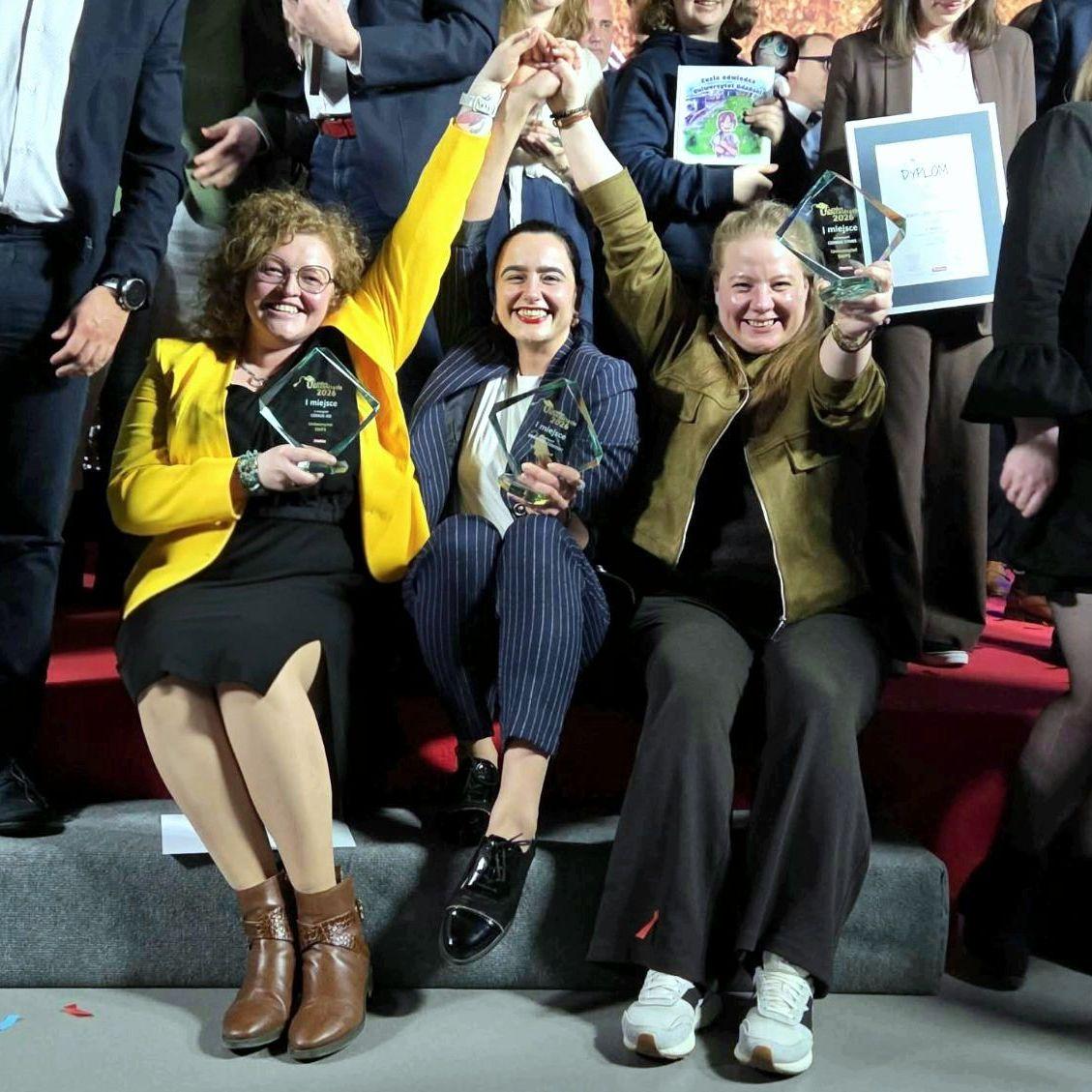 Ewelina Kolendowicz-Ossowska, Iga Lewicka i Aleksandra Różańska cieszą się, trzymając statuetki Genius Universitatis 2026