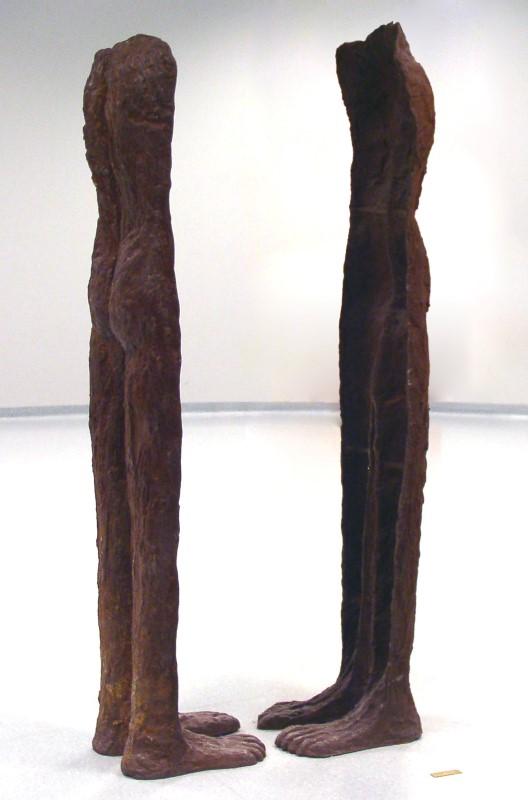 Rzeźba Magdaleny Abakanowicz "Odwrócone" przedstawiająca dwie ludzki sylwetki bez głów i rąk