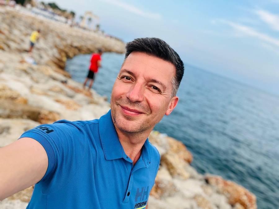 Selfie Michała Cessanisa nad morzem