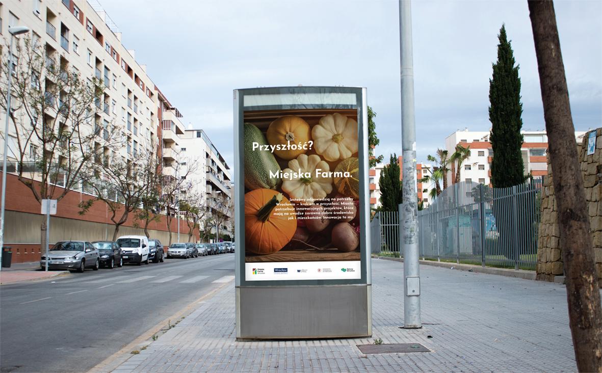 Reklama inicjatywy Miejska Farma – plakat ze zdjęciem warzyw i dużym napisem „Przyszłość? Miejska Farma”